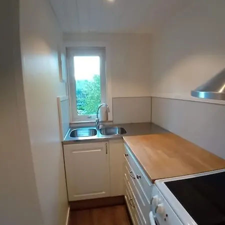 Nyrenoverad Charmig Gaeststuga Med Sovloft I Jaerpen Jarpen Exterior photo