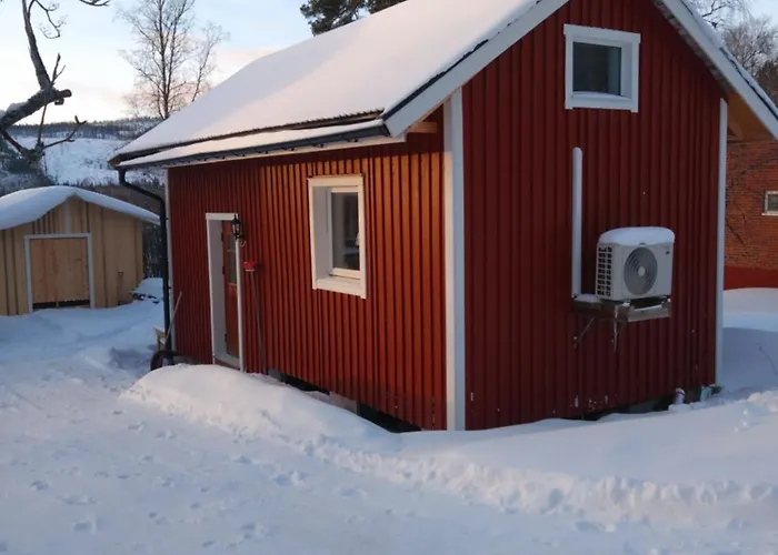 Nyrenoverad Charmig Gaeststuga Med Sovloft I Jaerpen